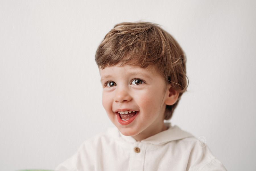 Kinderfotoshoot kinderportret kinderfotograaf fotostudio friesland kind puur naturel wit