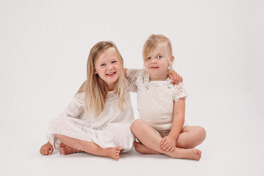 Kinderfotoshoot kinderportret kinderfotograaf fotostudio friesland kind puur naturel wit