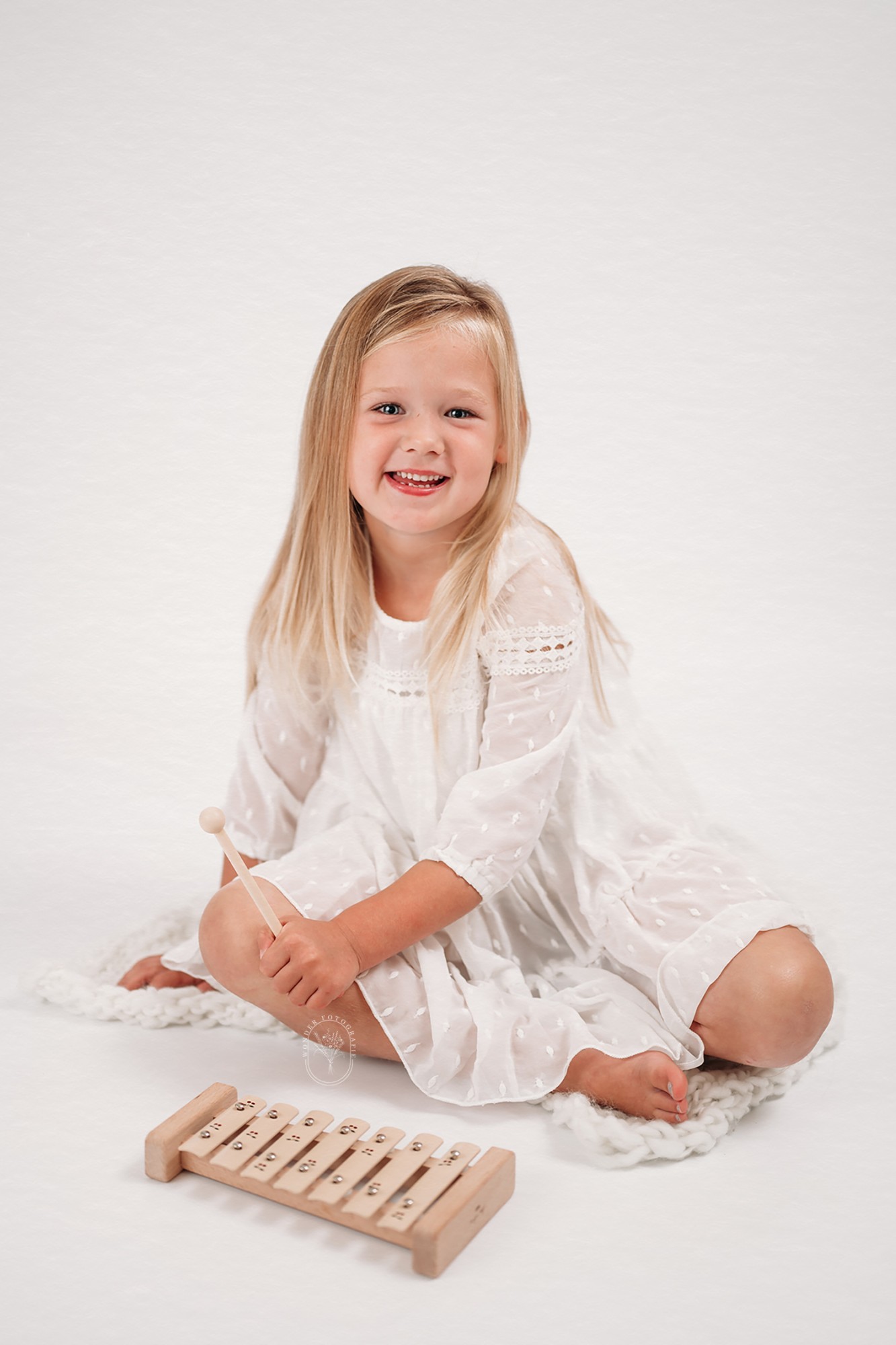 Kinderfotoshoot kinderportret kinderfotograaf fotostudio friesland kind puur naturel wit