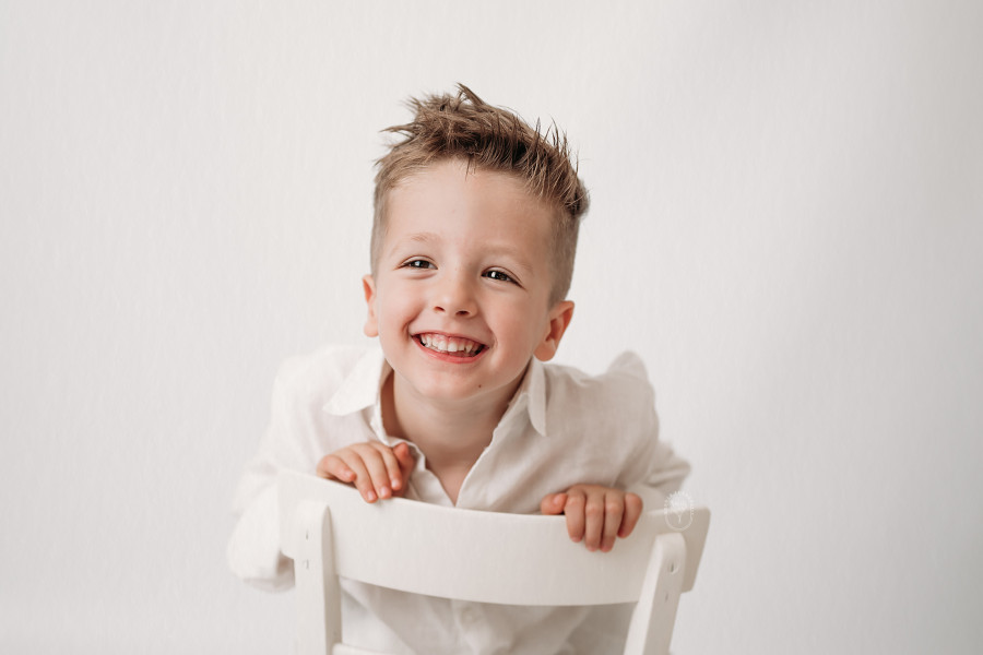 Kinderfotoshoot kinderportret kinderfotograaf fotostudio friesland kind puur naturel wit