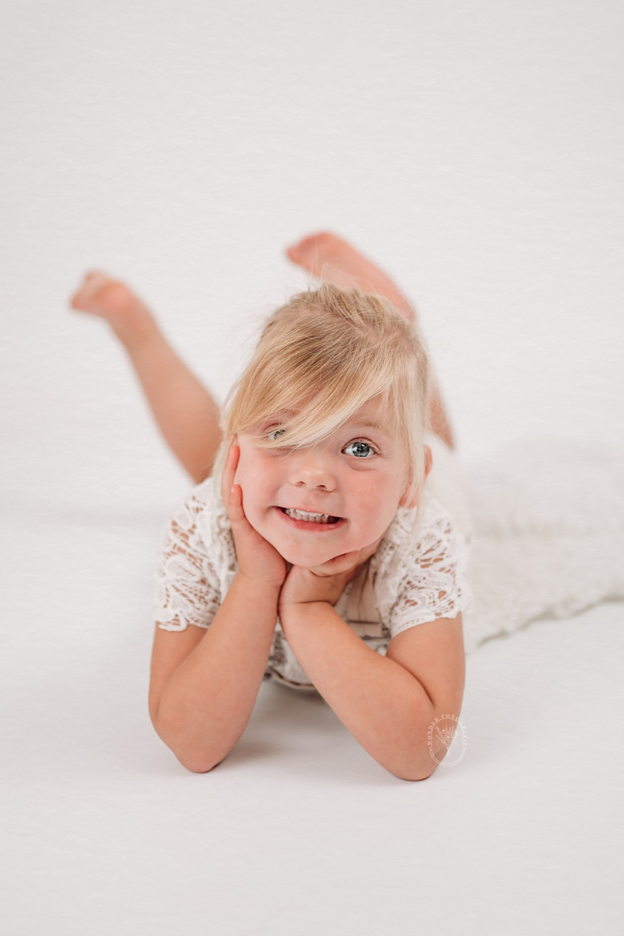 Kinderfotoshoot kinderportret kinderfotograaf fotostudio friesland kind puur naturel wit