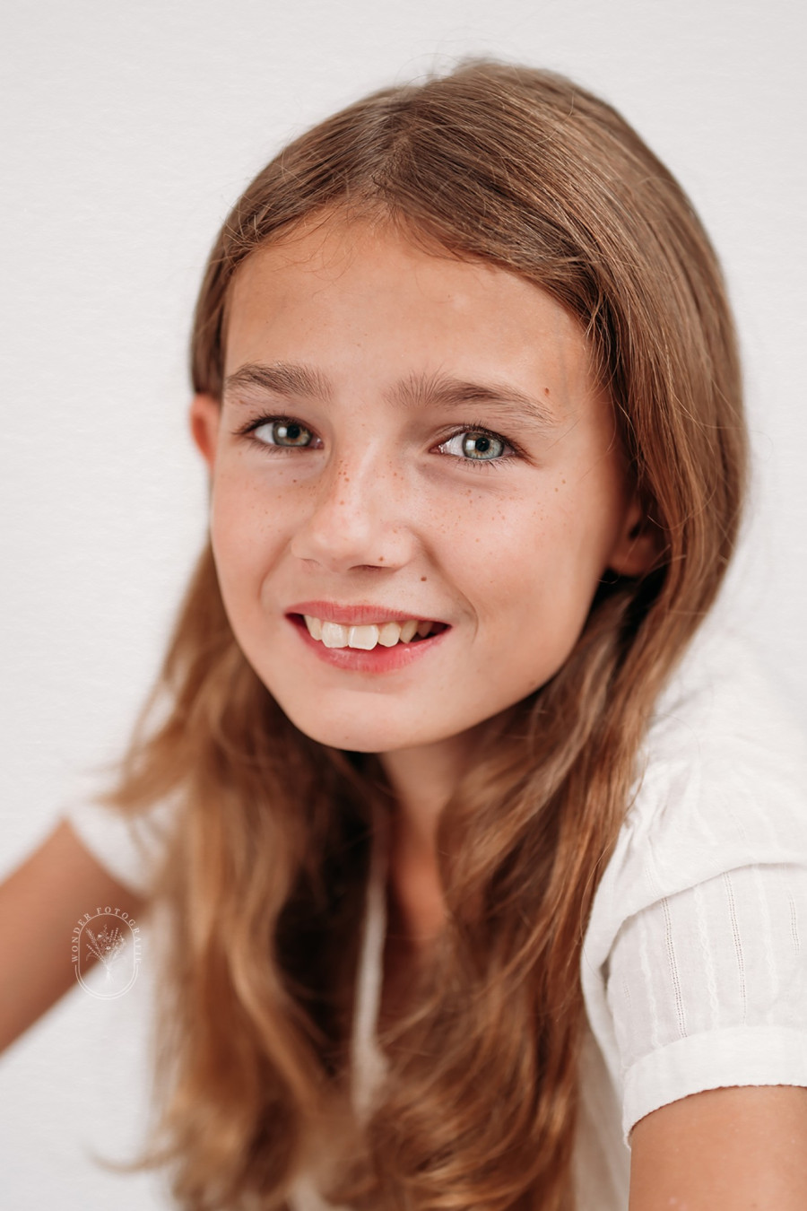 Kinderfotoshoot kinderportret kinderfotograaf fotostudio friesland kind puur naturel wit