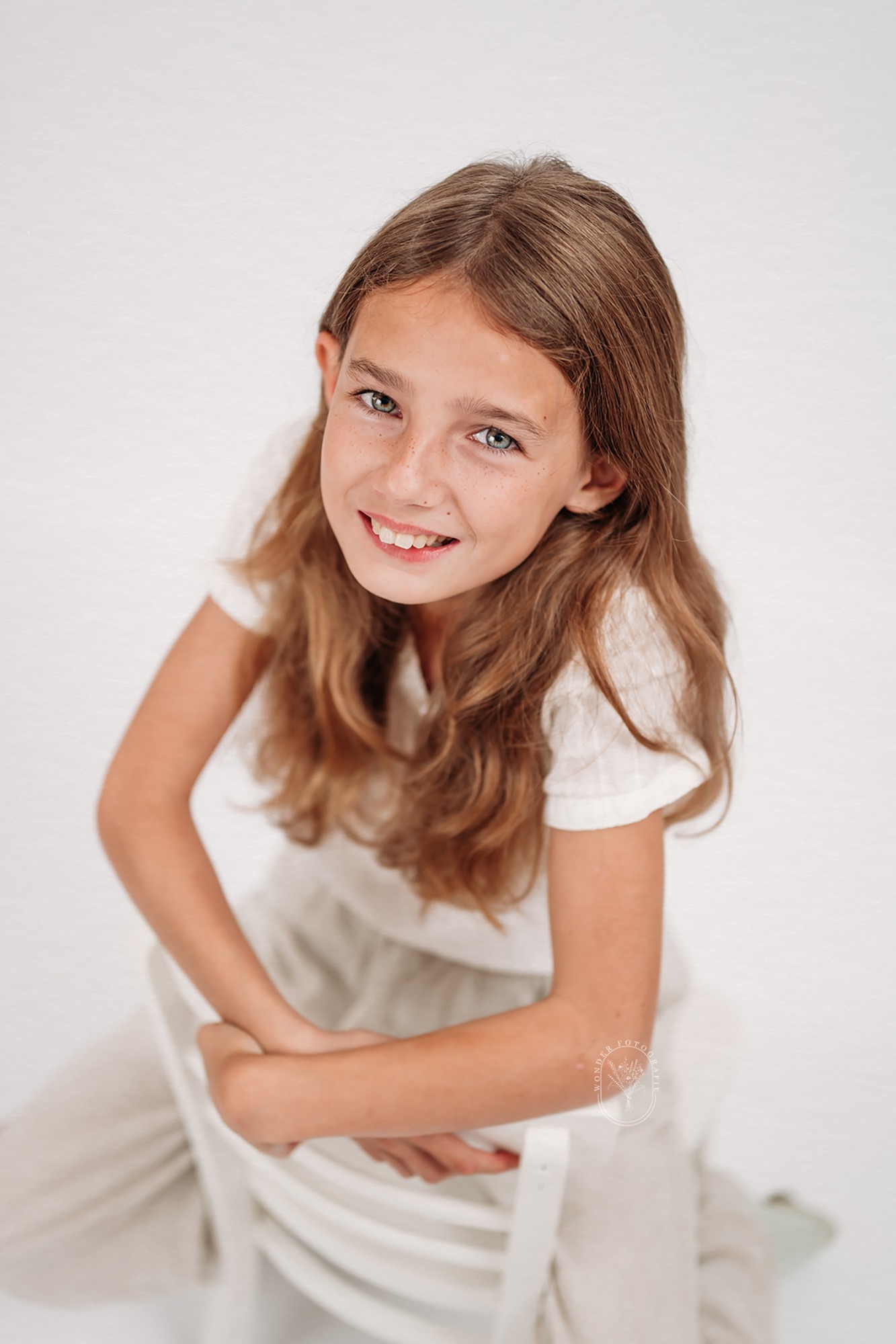 Kinderfotoshoot kinderportret kinderfotograaf fotostudio friesland kind puur naturel wit